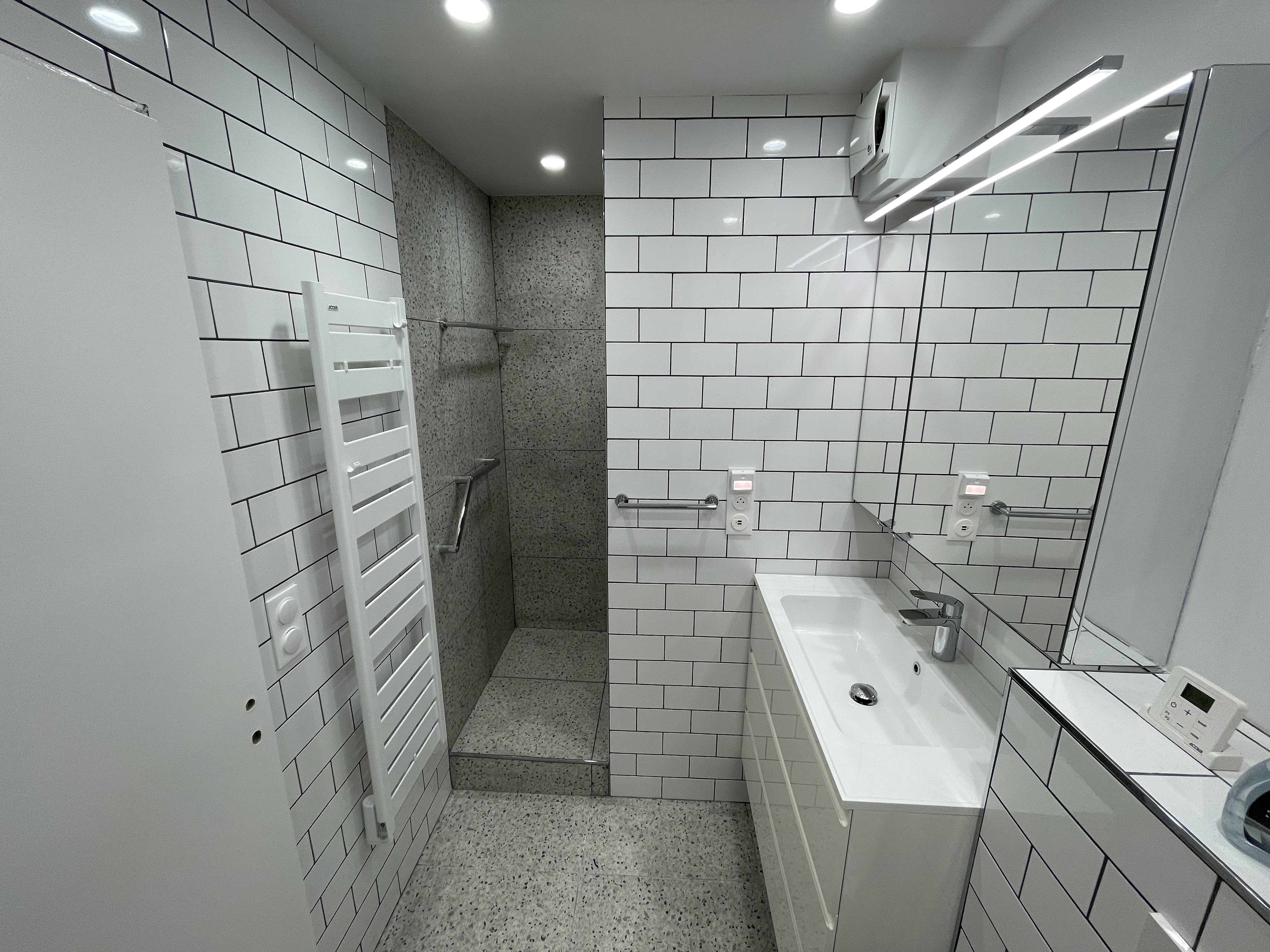 Salle de bain rénovée 2 angle 2