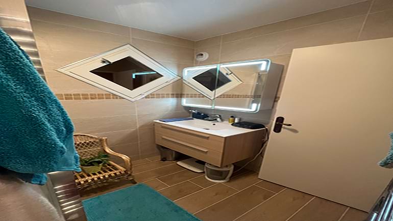 Salle de bain rénovée 3 angle 1